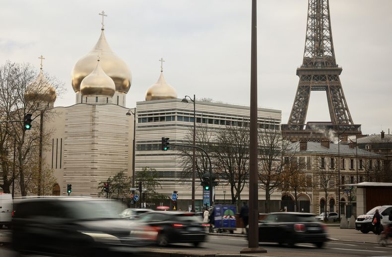 La catedral rusa ortodoxa Santa Trinidad y su centro cultural cerca de la Torre Eiffel en París el 26 de noviembre del 2025. (AP foto/Thomas Padilla)