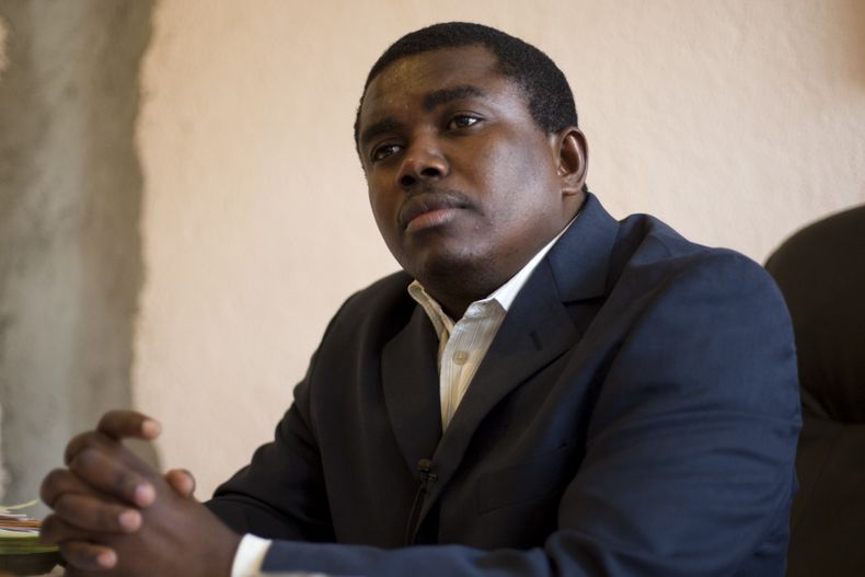 El abogado Andre Michel durante una entrevista en su oficina en Puerto Pr&iacute;ncipe, Hait&iacute;, el jueves 24 de octubre de 2013. (Foto AP/Dieu Nalio Chery)