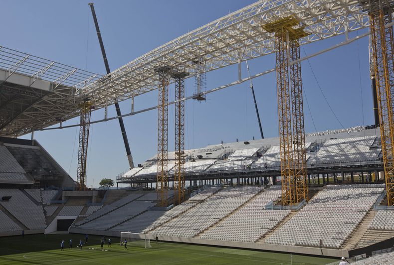 Jugadores del club Corinthians practican en el estadio Itaquerao de Sao Paulo que se construye para el Mundial el 15 de marzo de 2014. (AP Photo / Andre Penner, File)