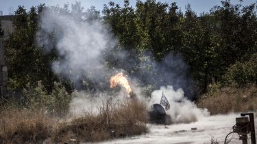 americateve | En esta foto del lunes,, 7 de octubre del 2013, se ve una pieza de artiller&iacute;a siendo disparada durante un ataque de los rebeldes sirios contra la base del ej&eacute;rcito en Wadi al-Dief, en el norte de Siria. (Foto AP)