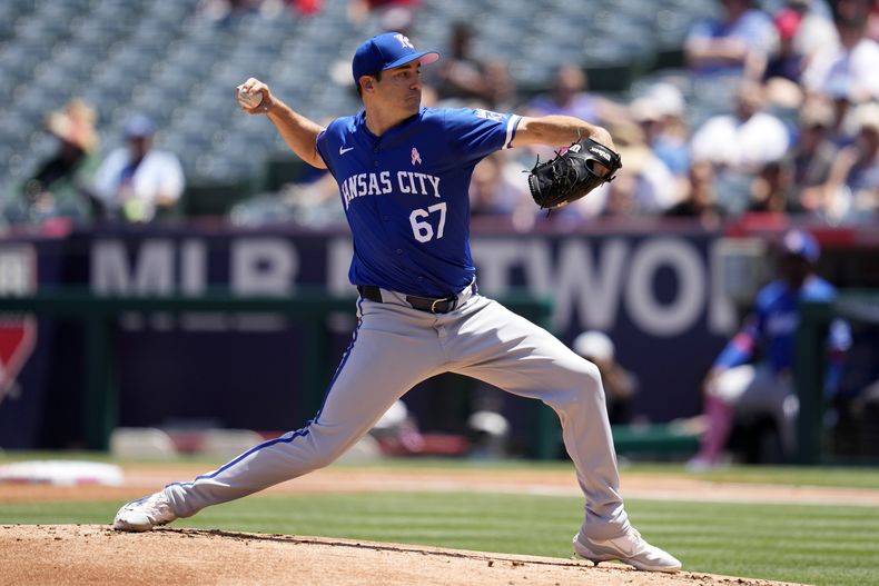 Seth Lugo, abridor de los Reales de Kansas City, lanza al plato durante la primera entrada del juego de béisbol en contra de los Angelinos de Los Ángeles, el domingo 12 de mayo de 2024, en Anaheim, California. (AP Foto/Ashley Landis)