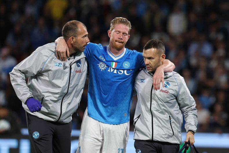 Kevin De Bruyne del Napoli sale lesionado del partido contra el Inter de Milán, el sábado 25 de octubre de 2025, en Nápoles. (Alessandro Garofalo/LaPresse vía AP)