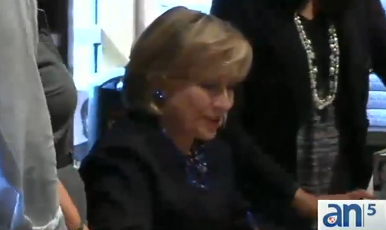 La posible candidata presidencial demócrata, ex primera dama, Hillary Clinton anda por el sur de la Florida.