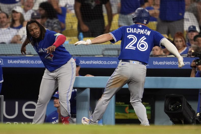 Matt Chapman (26) celebra su jonrón solitario con su compañero Vladimir Guerrero Jr. en el octavo inning del juego de la MLB que enfrentó a los Azulejos de Toronto con los Dodgers de Los Ángeles, el 24 de julio de 2023, en Los Ángeles. (AP Foto/Marcio José Sánchez)