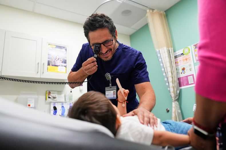 ARCHIVO - El pediatra Irving Phillips examina a un niño de 16 meses en una clínica de CommuniCARE+OLE, el 26 de junio de 2025, en Davis, California. (AP Foto/Godofredo A. Vásquez/Archivo)