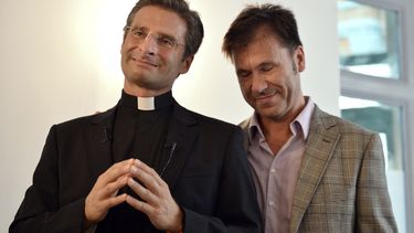 un teologo del vaticano confiesa que es homosexual horas antes de la apertura del sinodo sobre la familia