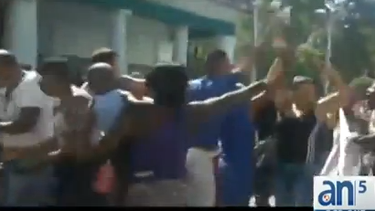 americateve | Opositores cubanos protagonizaron una protesta en una reconocida calle habanera.