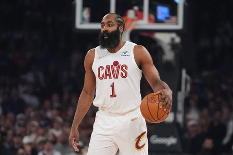 ARCHIVO - James Harden, de los Cavaliers de Cleveland, durante la primera mitad del Juego 2 de la serie de los playoffs de las finales de la Conferencia Este de la NBA contra los Knicks de Nueva York, el 21 de mayo de 2026, en Nueva York. (Foto AP/Frank Franklin II, Archivo)