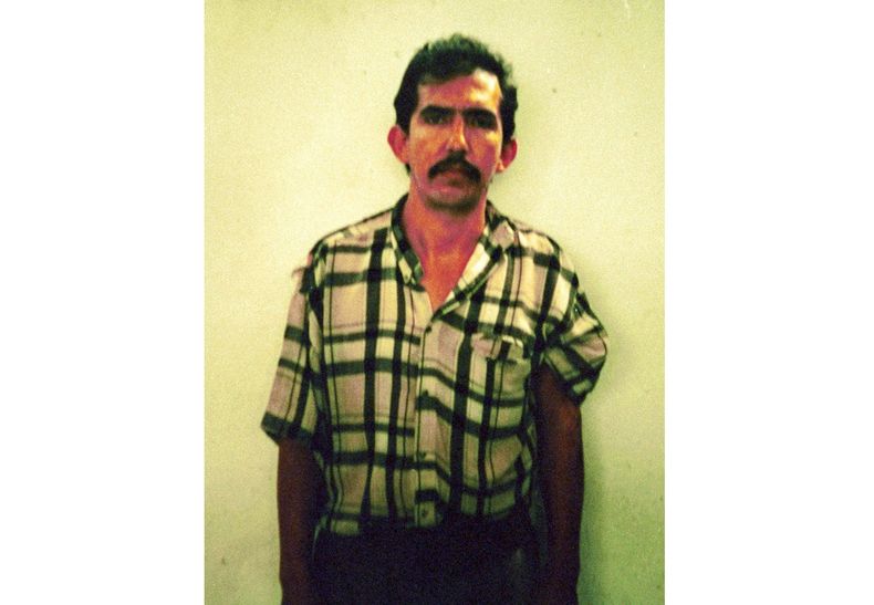ARCHIVO - Esta fotografía policial sin fecha publicada por la policía colombiana muestra a Luis Alfredo Garavito, en Bogotá, Colombia. Las autoridades de Colombia informaron que Garavito, un asesino en serie que confesó haber asesinado a más de 190 niños durante la década de 1990, murió el jueves 12 de octubre de 2023 en el hospital donde estaba encarcelado. (Policía de Colombia vía AP, Archivo)