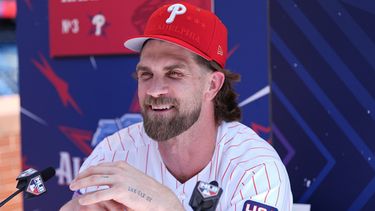 Bryce Harper de los Filis de Filadelfia habla con la prensa durante la semana del Juego de Estrellas el lunes 13 de julio del 2026. (AP Foto/Matt Rourke)