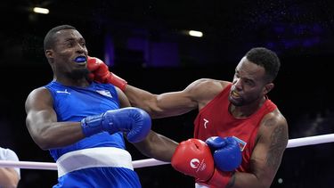 El azerbayano Loren Alfonso (derecha) conecta un golpe al cubano Julio La Cruz en el combate de los 92 kilogramos del boxeo olímpico de los Juegos de París, el domingo 28 de julio de 2024. (AP Foto/John Locher)