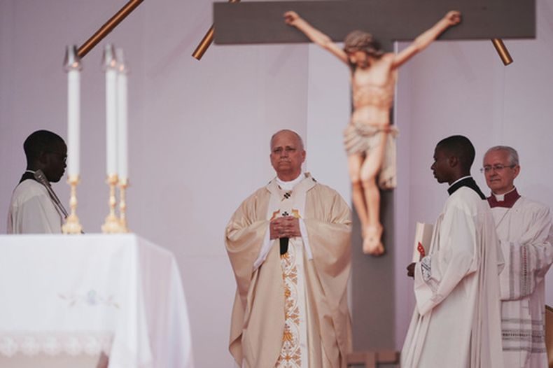 El papa León XIV preside una misa el domingo 19 de abril de 2026 en Kilamba, unos 30 kilómetros al sur Luanda, Angola, en el séptimo día de una gira apostólica de 11 días a África. (AP Foto/Andrew Medichini)
