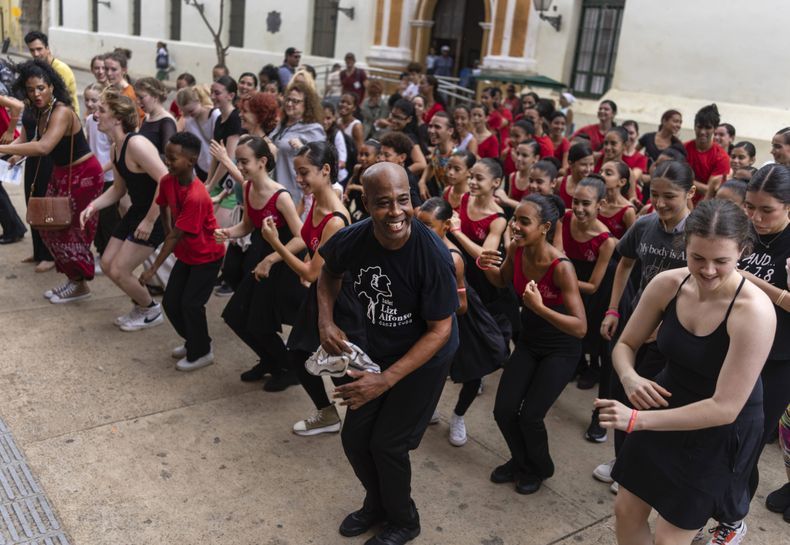 Bailarines danzan en la calle durante el festival Ballet Beyond Borders en La Habana, Cuba, el martes 9 de enero de 2024. (Foto AP/Ramón Espinosa)