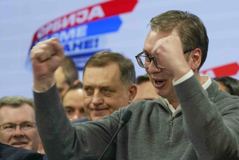 El presidente serbio Aleksandar Vučić celebra en la sede de su partido después de las elecciones parlamentarias y locales, el domingo 17 de diciembre de 2023, en Belgrado, Serbia. (AP Foto/Darko Vojinovic)