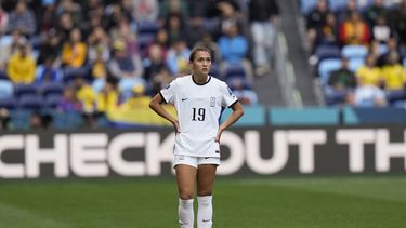 Casey Phair de Corea del Sur de pie en el terreno de juego observando durante el partido correspondiente al grupo H en la Copa Mundial Femenina de la FIFA ante Colombia en Sydney, Australia. Martes 25 de julio de 2023. (AP Foto/Rick Rycroft)
