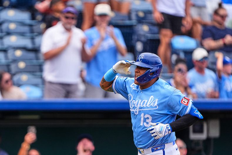 Salvador Pérez después de batear un jonrón para los Reales de Kansas City contra los Gigantes de San Francisco, el miércoles 22 de julio de 2026, en Kansas City. (AP Foto/Charlie Riedel)