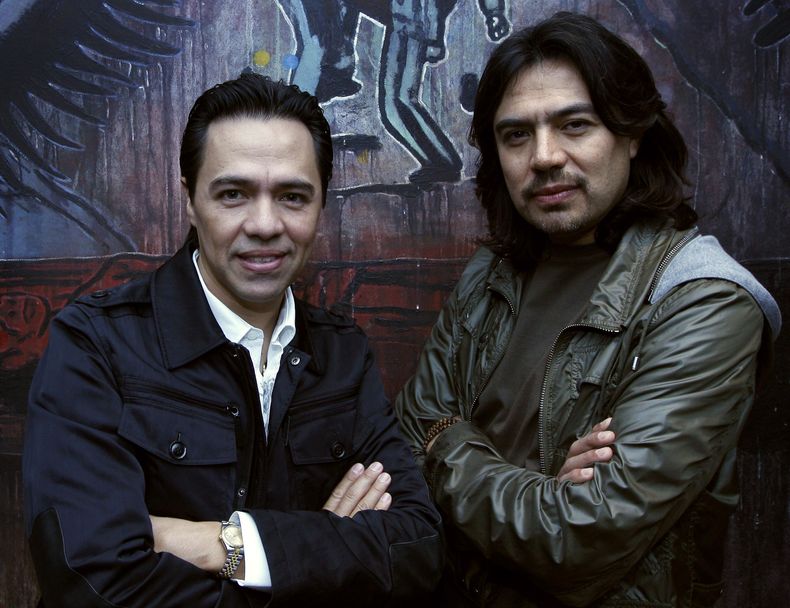 ARCHIVO - Los hermanos Gustavo Ángel, a la izquierda, y Adolfo Ángel, del grupo mexicano Los Temerarios, posan previo a una conferencia de prensa en la Ciudad de México el 4 de febrero de 2009. Los temerarios anunciaron su separación el lunes 28 de agosto de 2023. La banda grupera mexicana señaló que realizará una última gira internacional que concluirá en 2024. (AP Foto/Gregory Bull, Archivo)