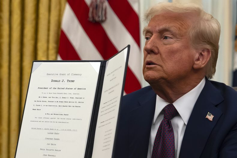 El presidente Donald Trump sostiene una orden ejecutiva firmada relacionada con la clemencia para los manifestantes antiabortistas mientras firma órdenes ejecutivas en la Oficina Oval de la Casa Blanca, el jueves 23 de enero de 2025, en Washington. (AP foto/Ben Curtis)