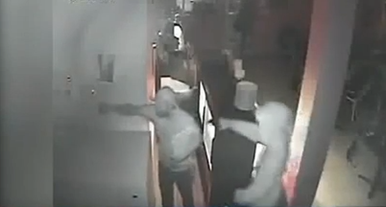 Cuatro hombres asaltaron un local de la popular cadena de comida rápida "La Granja", en Lauderdale Lakes, y mantuvieron a los empleados como rehenes.