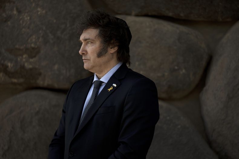 El presidente argentino Javier Milei visita el Yad Vashem, el Centro Mundial de Conmemoración del Holocausto, el miércoles 7 de febrero de 2024, en Jerusalén. (AP Foto/Maya Alleruzzo)