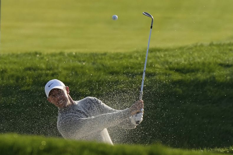 Rory McIlroy despeja la pelota desde el bunker en el cuarto hoyo durante una ronda de práctica previo al Abierto de Estados Unidos de golf, el miércoles 11 de junio de 2025, en Oakmont, Pennsylvania (AP Foto/Charlie Riedel)