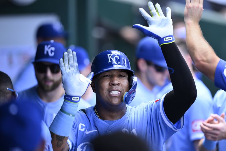 El venezolano Salvador Pérez de los Reales de Kansas City es felicitado en la octava entrada del juego ante los Marlins de Miami el miércoles 26 de junio del 2024. (AP Foto/Reed Hoffmann)