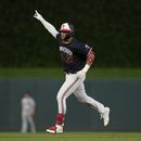 Royce Lewis, de los Mellizos de Minnesota, recorre las bases luego de conectar un jonrón ante los Guardianes de Cleveland, el jueves 1 de junio de 2023 (AP Foto/Abbie Parr)