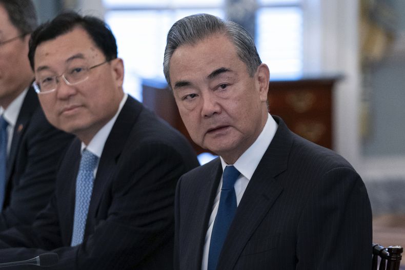 El ministro de Asuntos Exteriores chino, Wang Yi, a la derecha, en una reunión bilateral con el secretario de Estado, Antony Blinken, en el Departamento de Estado en Washington, el viernes 27 de octubre de 2023. (AP Foto/Jose Luis Magana)