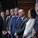 Miembros del conservador Caucus de la Libertad de la Cámara de Representantes de Estados Unidos, ofrecen una conferencia de prensa acerca del paquete de gasto incluido en el presupuesto, en el Capitolio, Washington, el 22 de marzo de 2024. (AP Foto/J. Scott Applewhite)