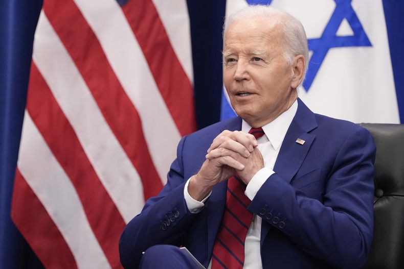 ARCHIVO - El presidente Joe Biden escucha al primer ministro israelí Benjamin Netanyahu en Nueva York, 20 de setiembre de 2023. (AP Foto/Susan Walsh, File)