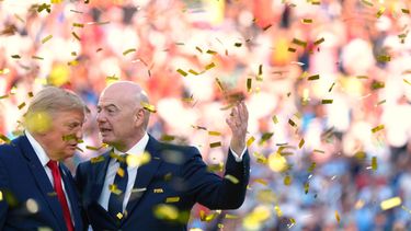 El presidente estadounidense Donald Trumpo y el presidente de la FIFA Gianni Infantino bajo una lluvia de confeti tras la final del Mundial entre España y Argentina, el domingo 19 de julio de 2026, en East Rutherford, Nueva Jersey. (AP Foto/Jacquelyn Martin)
