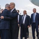 El presidente estadounidense Joe Biden es recibido por el primer ministro israelí, Benjamin Netanyahu, en el aeropuerto internacional Ben Gurion, el miércoles 18 de octubre de 2023, en Tel Aviv. (Foto AP/Evan Vucci)