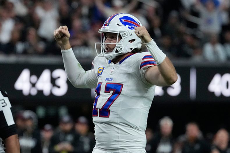 El quarterback de los Bills de Buffalo, Josh Allen, celebra un touchdown en la segunda mitad del partido ante los Raiders de Las Vegas, el domingo 18 de octubre de 2026, en Las Vegas. (AP Foto/John Locher)