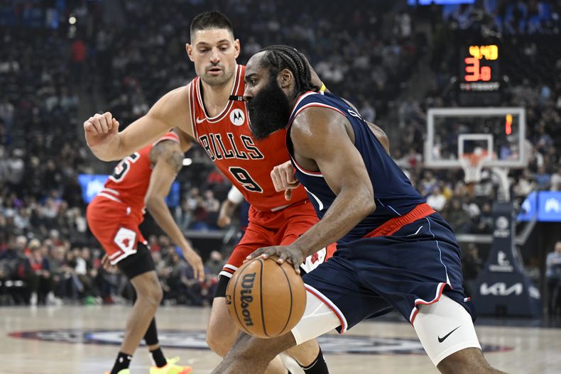 El base de los Clippers de Los Ángeles James Harden avanza con el balón frente al pívot de los Bulls de Chicago Nikola Vucevic en el encuentro del lunes 20 de enero del 2025. (AP Foto/Alex Gallardo)