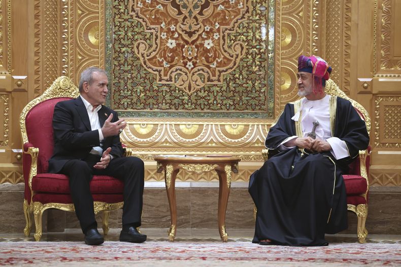 Foto difundida por la presidencia iraní que muestra al presidente iraní Masoud Pezeshkian (izq) con el sultán de Omán Haitham bin Tariq Al Said en Mascate, Omán, el 27 de mayo del 2025. (Presidencia Iraní via AP)