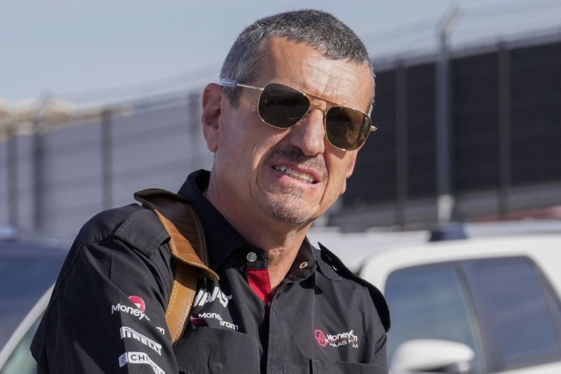 ARCHIVO - Guenther Steiner previo al sprint del Gran Premio de Estados Unidos, el sábado 21 de octubre de 2023, en Austin, Texas. (AP Foto/Nick Didlick)