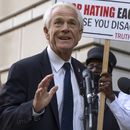 ARCHIVO - El exasesor comercial de la Casa Blanca, Peter Navarro, habla con los medios de comunicación a su salida de un tribunal federal, el martes 5 de septiembre de 2023, en Washington. (AP Foto/Mark Schiefelbein, Archivo)