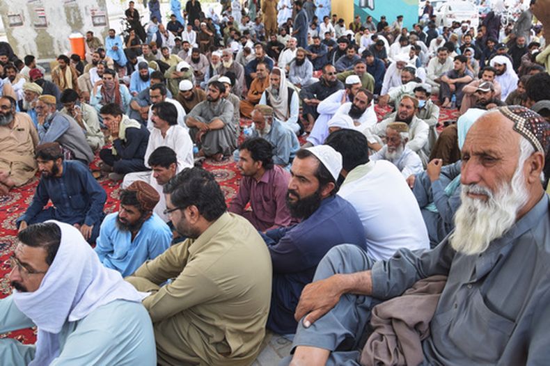 Un grupo de personas realiza una protesta sentada a la vera de una carretera en Quetta, Pakistán, el jueves 9 de julio de 2026, para manifestarse contra el secuestro y asesinato de policías a manos de insurgentes. (Foto AP/Arshad Butt)