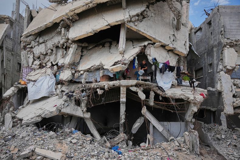 Murid Akhziq, de 43 años, enciende un fuego para cocinar dentro de su casa, que quedó destruida durante la guerra de Israel y Hamás, en Ciudad de Gaza, el martes 6 de octubre de 2026. (AP Foto/Abdel Kareem Hana)