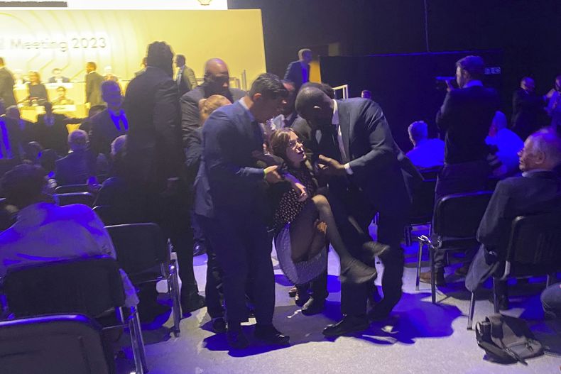 Expulsan del centro Excel de Londres a manifestantes que trataron de invadir el escenario durante la reunión anual de accionistas de la petrolera Shell, Londres, martes 23 de mayo de 2023. (Rebecca Speare-Cole/PA via AP)