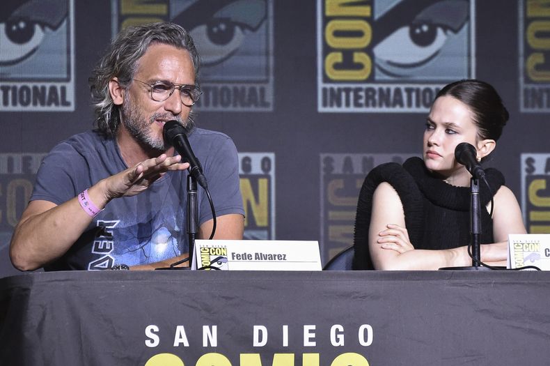 Fede Álvarez, izquierda, y Cailee Spaeny participan en el Alien: Romulus Panel en la Comic-Con International el viernes 26 de julio de 2024 en San Diego. (Foto Richard Shotwell/Invision/AP)