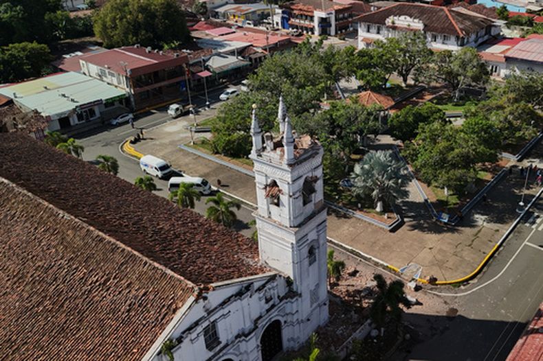 La torre de una iglesia vista el sábado 10 de octubre de 2026 tras quedar dañada por el terremoto que sacudió Villa de los Santos, Panamá. (AP Foto/Aris Mariota)