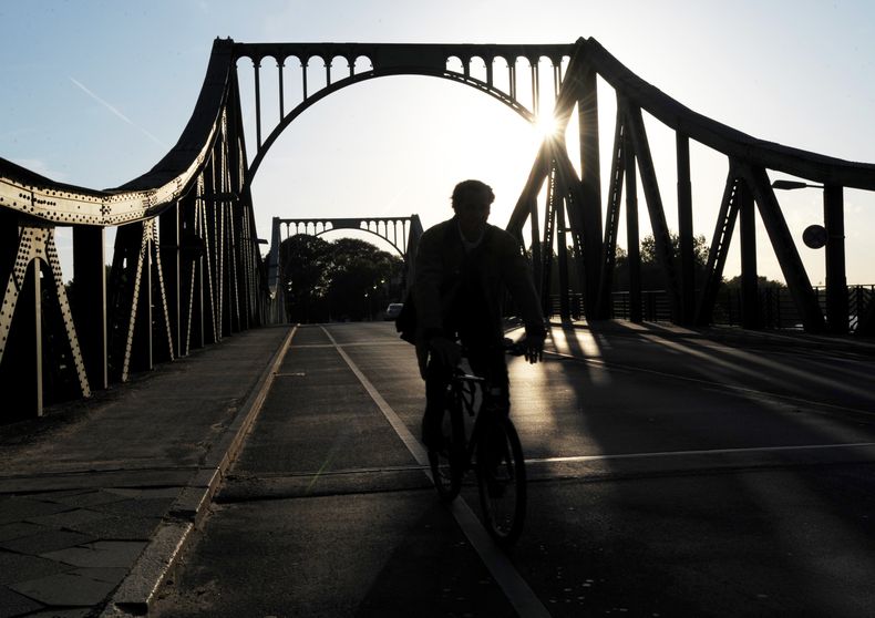 ARCHIVO - Un ciclista cruza el puente Glienicke entre Potsdam y Berlín, Alemania, el 6 de mayo de 2009. (Foto AP/Sven Kaestner, Archivo)