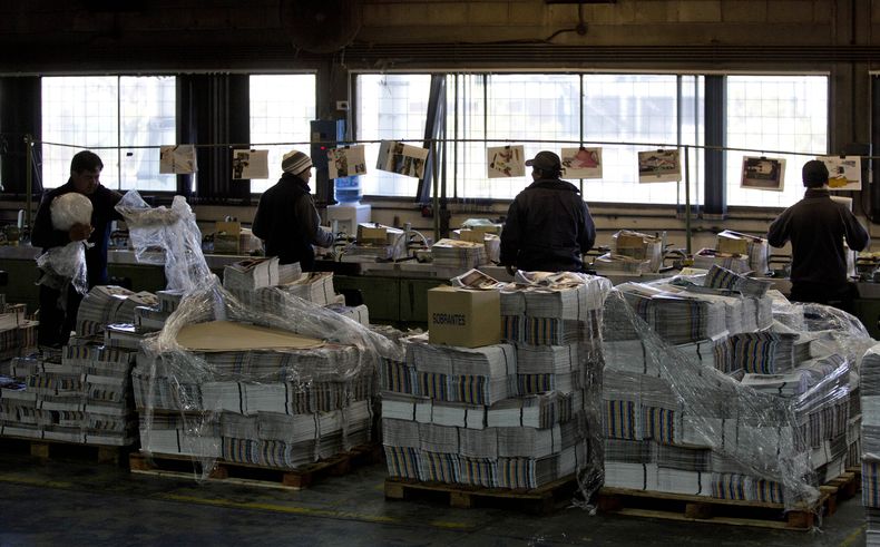 En esta foto del 14 de agosto de 2014, trabajadores enciuadernan revistas en la imprenta RR Donnelley en las afueras de Buenos Aires. El Agencia Federal de Ingresos P&uacute;blicos (AFIP) inform&oacute; el lunes 25 de agosto de 2014 que le solicit&oacute;