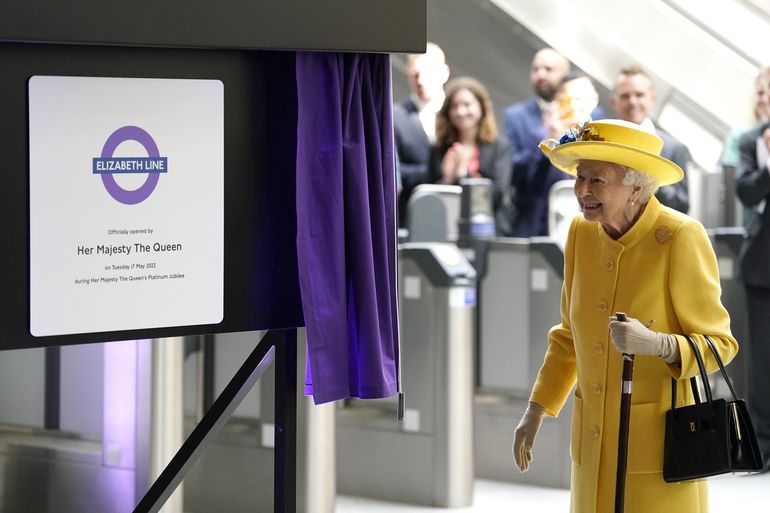 Isabel II reaparece por sorpresa en inauguración de metro