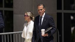 Hunter Biden, acompañado por su esposa Melissa Cohen Biden, abandona la corte federal, el viernes 7 de junio de 2024, en Wilmington, Delaware. (AP Foto/Matt Rourke)