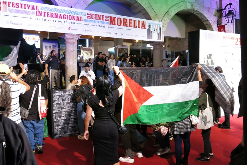 Manifestantes protestan contra la guerra en Gaza en la alfombra roja de la película de Juliette Binoche In-I in Motion durante el segundo día del Festival de Cine de Morelia, en Morelia, México, el sábado 11 de octubre de 2025. (Foto AP/Berenice Bautista)