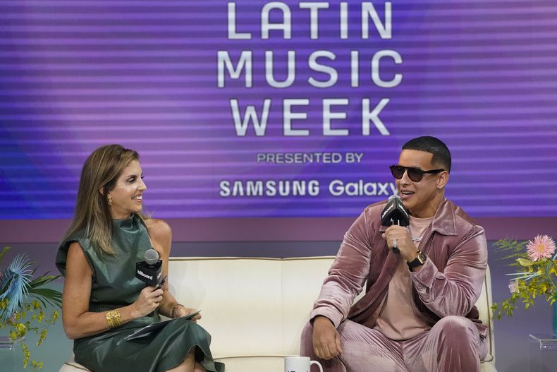 ARCHIVO - El cantante puertorriqueño Daddy Yankee habla con Leila Cobo de Billboard durante una conferencia de la Semana de la Música Latina de Billboard el 22 de septiembre de 2021 en Miami Beach, Florida. (Foto AP/Wilfredo Lee, archivo)