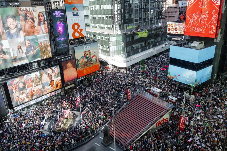 Miles de manifestantes abarrotan Times Square durante una protesta “Sin reyes”, el sábado 8 de octubre de 2025, en Nueva York. (AP Foto/Olga Fedorova)