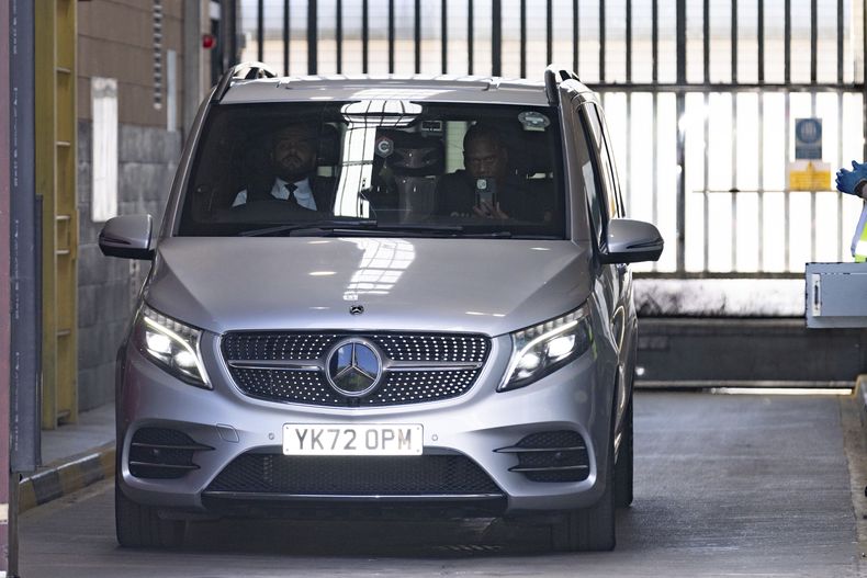 Un vehículo, que presuntamente transporta al cantante de R&B Chris Brown, sale de HMP Forest Bank en Salford, Inglaterra, después de que el artista fuera liberado bajo fianza, el miércoles 21 de mayo de 2025. (James Speakman/PA vía AP)